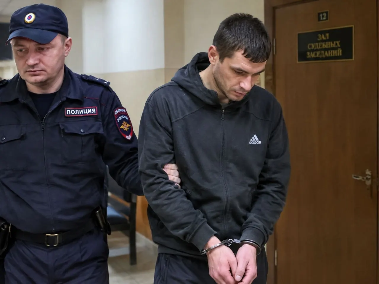 По данным следствия, 28-летний гражданин подозревается в причинении тяжкого вреда ребёнку; мальчик находится в крайне тяжёлом состоянии в больнице. Следствие готовит ходатайство об аресте подозреваемого.