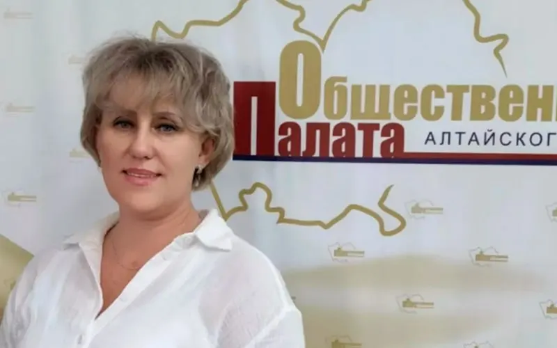 51-летняя член общественной палаты Алтайского края и кандидатка от «Справедливой России» найдена мёртвой на улице в центре Барнаула. Тело обнаружено на пересечении Социалистического проспекта и улицы Короленко. По предварительным данным, причиной смерти мог стать тромб.