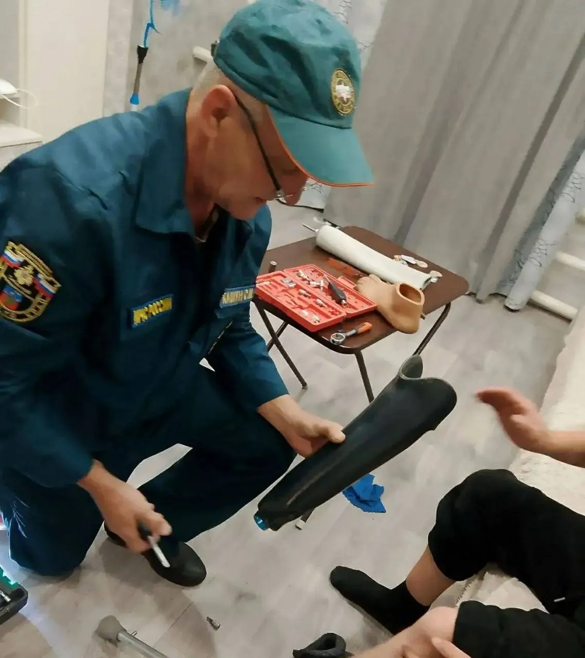 В Кулундинском районе спасатели помогли мужчине освободить застрявший протез на левой ноге.