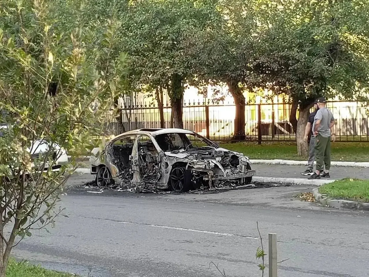 Ночью 17 сентября в городе Бийск на улице Ленинградской загорелся автомобиль BMW. Пожарные локализовали очаг, площадь возгорания составила около 3 квадратных метров; тушение осуществляли пять пожарных на двух единицах техники.