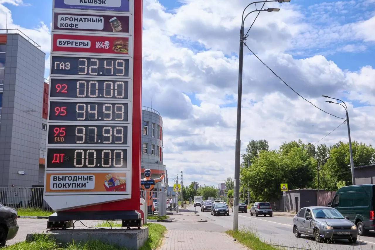 ФАС зафиксировала рост числа дел и предупреждений по топливному рынку; в отдельных регионах бензин дорожает на десятки процентов, включая Калмыкию.