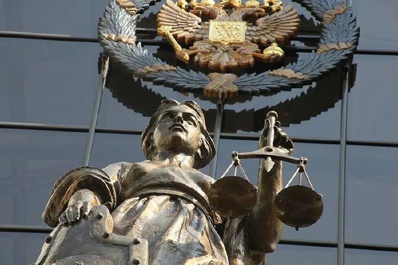 Трое мужчин заблокировали автомобиль на трассе Славгород — Хабары, увезли беременную женщину и её спутника в Новосибирск, удерживали их в квартире и похитили имущество на сумму более 10 млн рублей. 10 сентября Октябрьский районный суд Барнаула заключил под стражу двух жителей Алтайского края и иностранного гражданина.