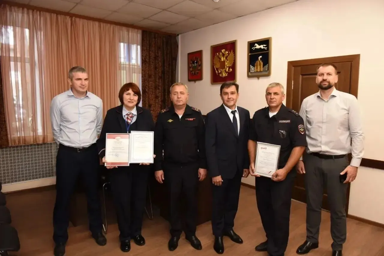 Проводница пригородного поезда обнаружила пожилого мужчину, числившегося без вести пропавшим, и сопроводила его до дома; за помощь она получила благодарность.