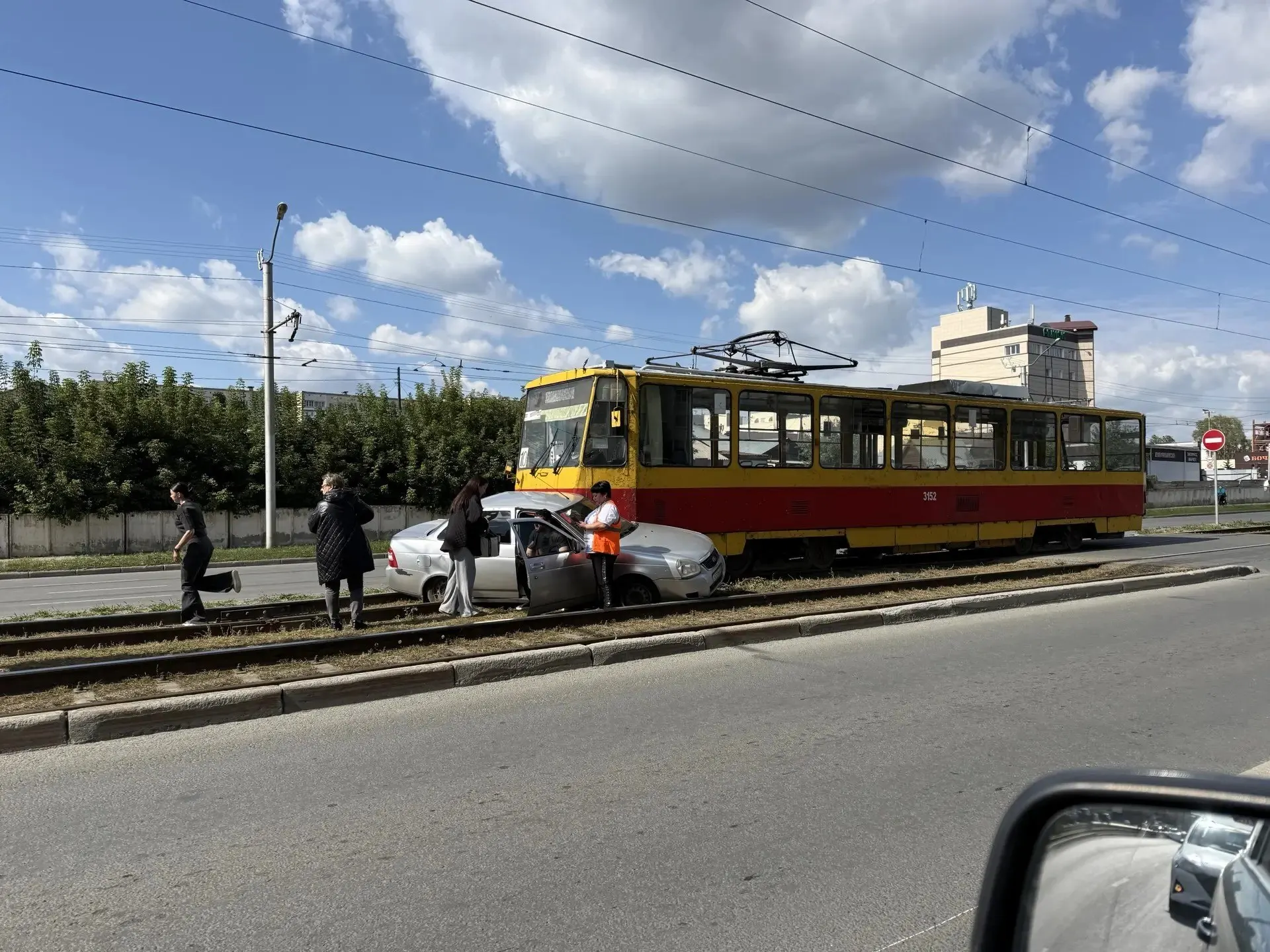 Днём 4 сентября в Индустриальном районе Барнаула легковой автомобиль выехал на трамвайные рельсы и столкнулся с вагоном. Из-за аварии движение трамваев временно заблокировано.