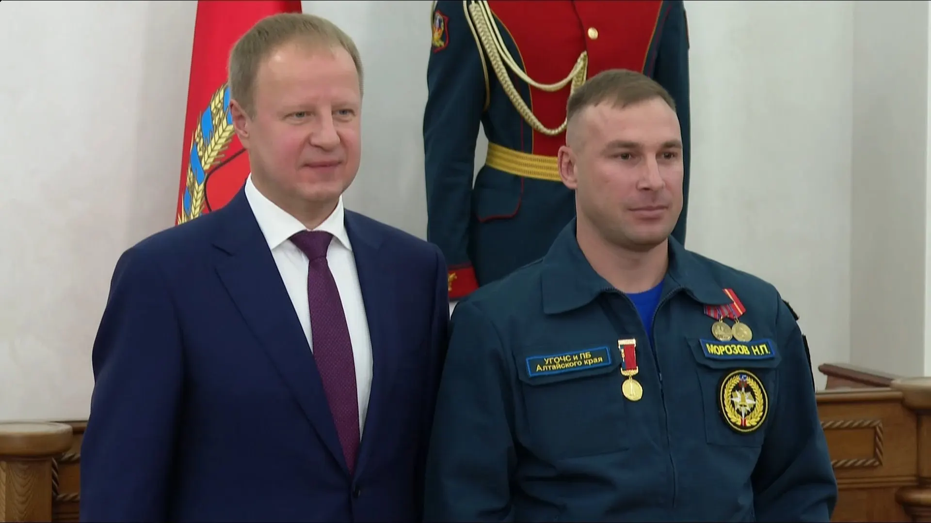 Водолаз Никита Морозов получил награду за смелые действия во время поисков пропавших на озере Линёво; награду вручал губернатор региона.