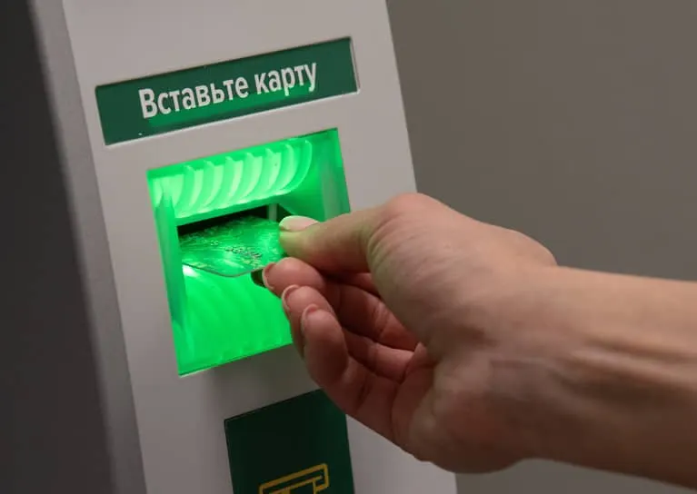 Поправки предусматривают блокировку счетов при частичном совпадении ФИО и даты рождения с данными перечня санкционированных лиц; банки смогут приостанавливать операции на пять рабочих дней.