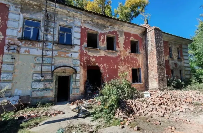 Демонтируют аварийный многоквартирный дом по адресу Новоугольная, 34, в Железнодорожном районе Барнаула после расселения жильцов по муниципальной программе.