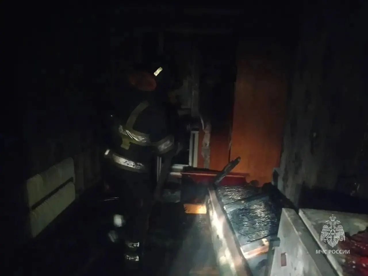 Ранним утром в жилом доме на улице Шукшина произошел пожар в квартире на первом этаже; дым распространился по лестничным клеткам. Пострадавших нет.