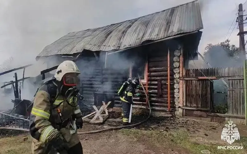 Утром 20 сентября в селе Устьянка произошёл пожар в частном доме; пострадавший мужчина 1967 года рождения госпитализирован.