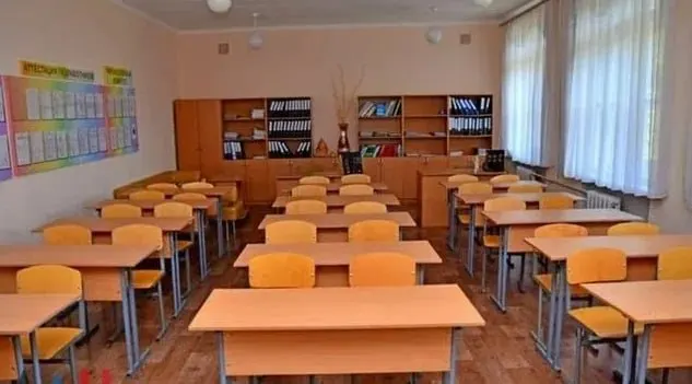 Отец школьницы сообщил о травле и переводах между классами, а также конфликте с учителем; ситуация взята на рассмотрение образовательного комитета.