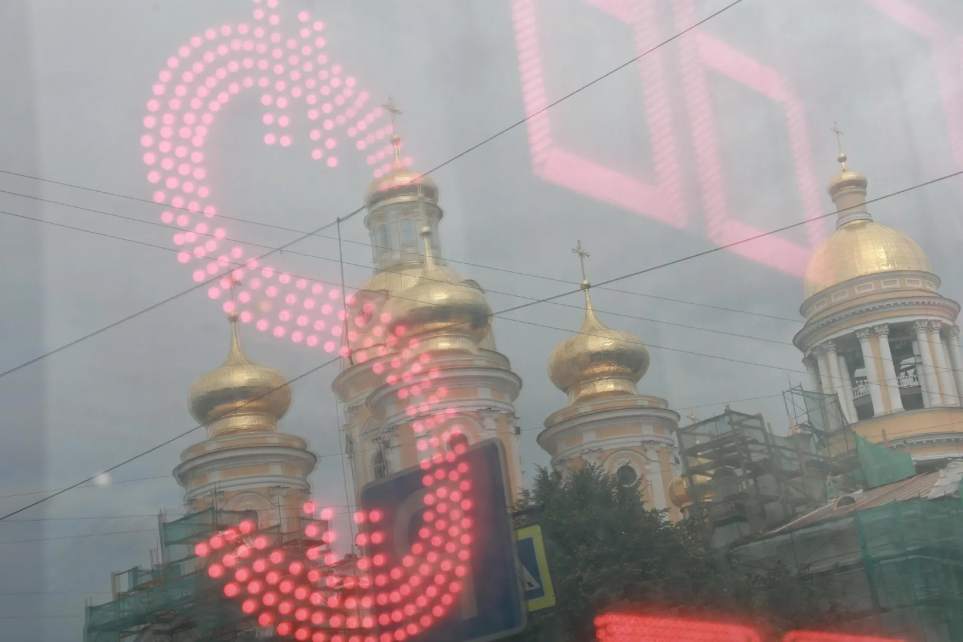 За лето рубль ослабел примерно на четверть по отношению к доллару; эксперты объясняют, что ждать дальше.