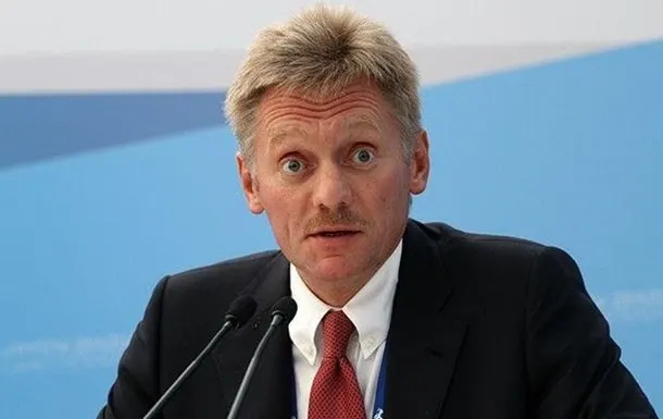 Пресс-секретарь президента заявил, что к журналистам в РФ относятся без ограничений и Россия не вмешивается в работу медиа, в отличие от США.