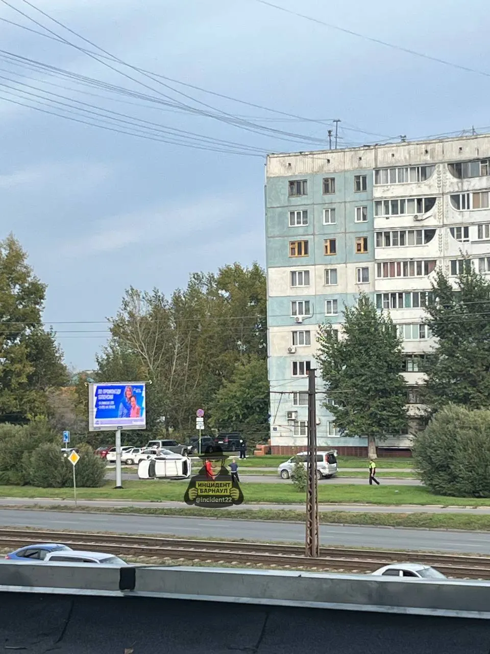 На перекрёстке улиц Малахова и Заринской произошло ДТП: три автомобиля столкнулись, одна машина перевернулась. На месте работают медики, МЧС и ДПС; уточняются пострадавшие и обстоятельства.