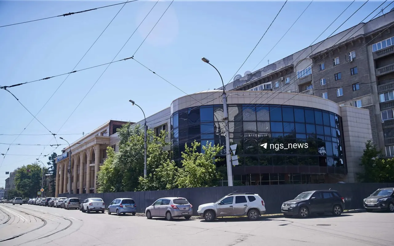 В Алтайском крае планируют объединить два блока долгостроя в единое здание для общественных, деловых и коммерческих целей.