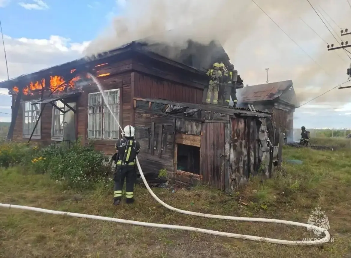 Пожар в одноэтажном деревянном здании на остановочном пункте Ползуново ликвидирован; площадь возгорания около 250 кв. м. Пострадавших нет.