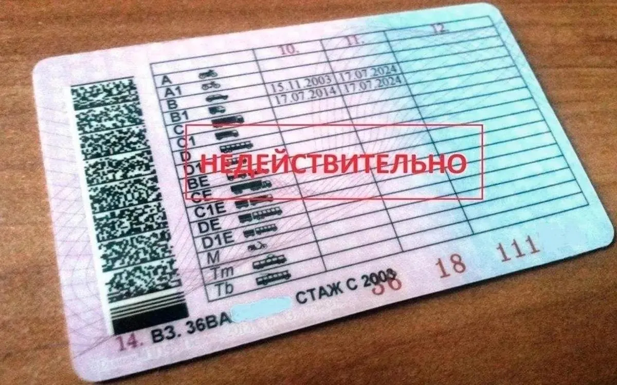 Женщина обнаружила пропажу средств на накопительном счёте после взлома банковского приложения; банк отказался вернуть деньги, но суд обязал вернуть 200 тысяч рублей.