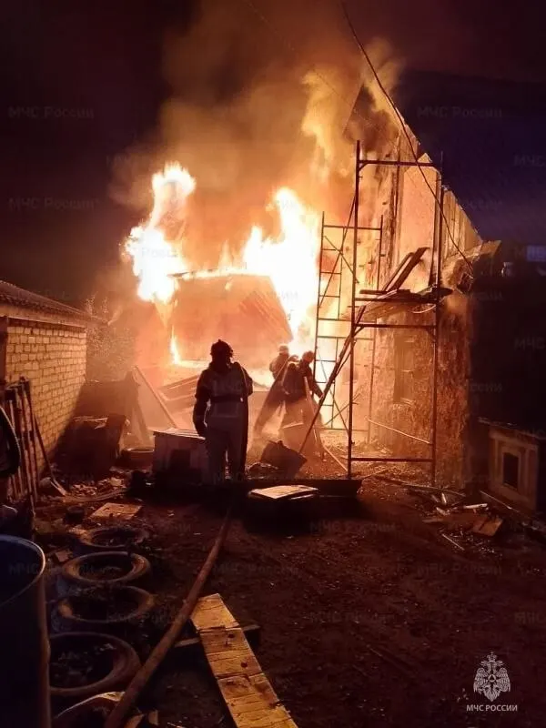 Ночью 28 сентября в городе Алейск произошёл пожар в частном доме на проезде Юности. На месте обнаружены тела трёх погибших; площадь возгорания — 90 кв.м. Предварительная версия — нарушение правил безопасности при эксплуатации печи.