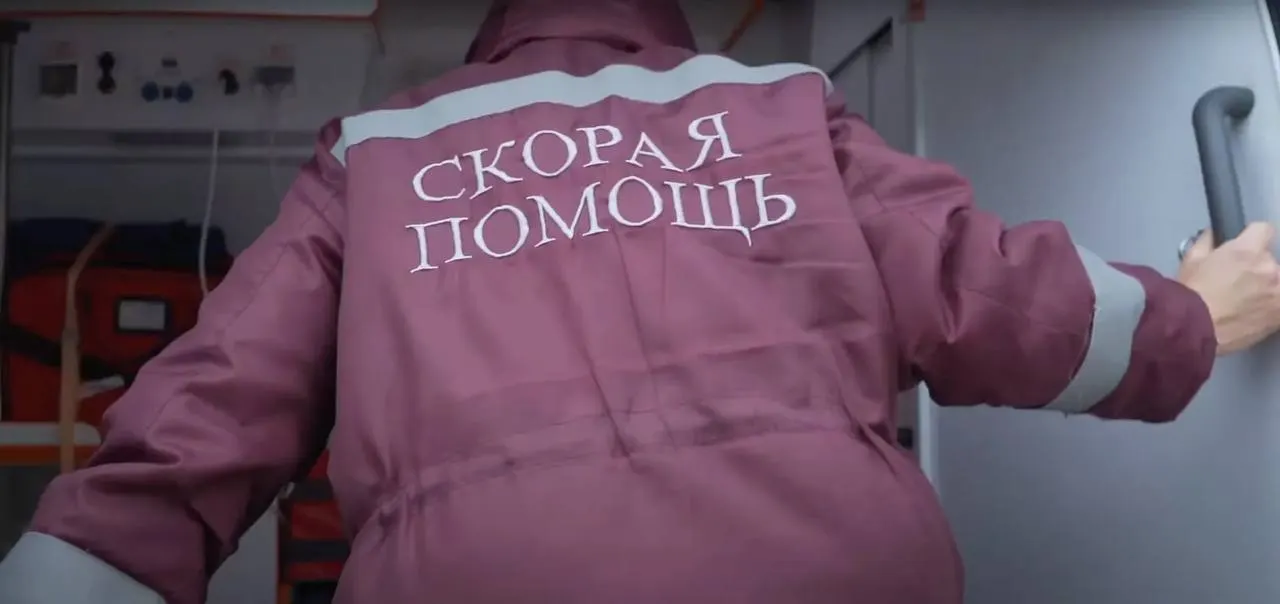 Ночью в жилом доме произошел пожар: 14 человек эвакуированы, погибла пожилая женщина. По предварительным данным, причина — нарушение правил электробезопасности.