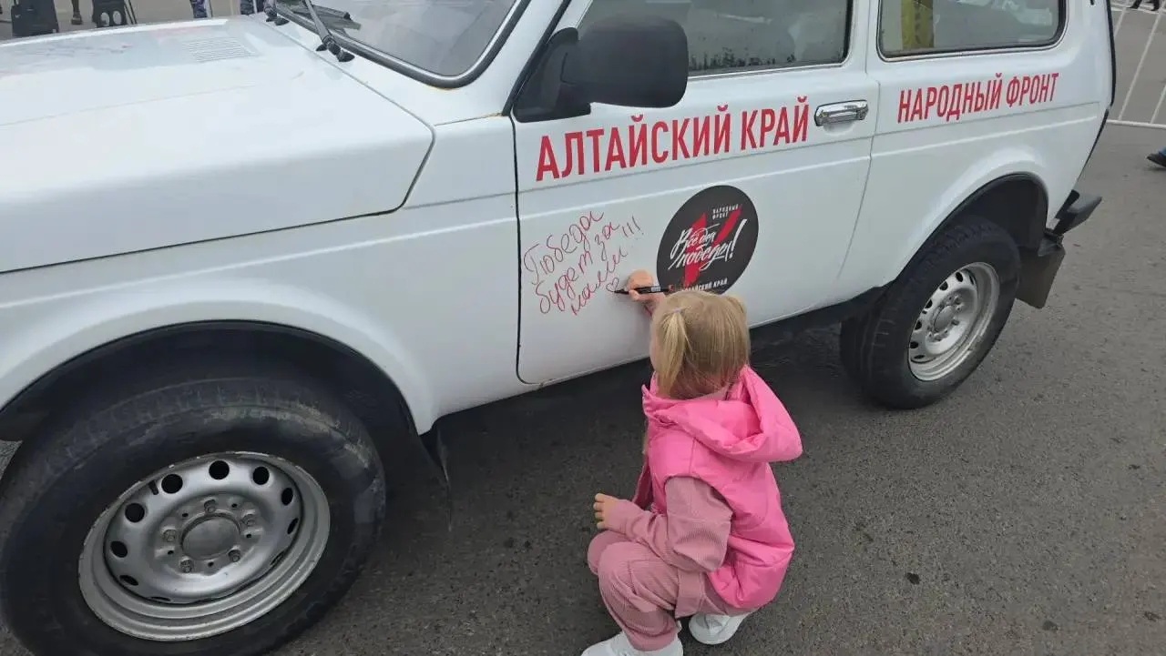 Гуманитарный конвой из Барнаула направлен бойцам СВО: переданы пять внедорожников «Лада Нива», спецсредства и письма от жителей города.