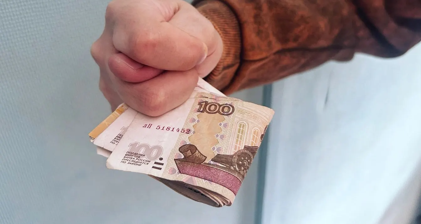 Солтонский районный суд частично удовлетворил иск женщины к сыну о возмещении морального вреда; ранее мужчину оштрафовали на 3 тысячи рублей за оскорбления матери, суд присудил 6 тысяч рублей.