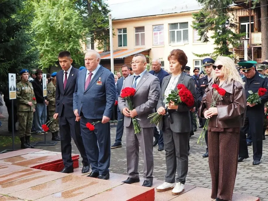 Памятные митинги и уроки памяти прошли в Горно-Алтайске и Барнауле в День солидарности в борьбе с терроризмом.