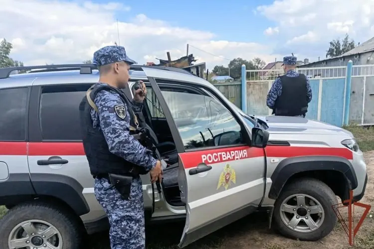 Во время патруля росгвардейцы вывели из зоны риска женщину и двоих детей; газовый баллон объёмом 27 литров вынесен на безопасное расстояние, электроснабжение отключено, территория оцеплена.