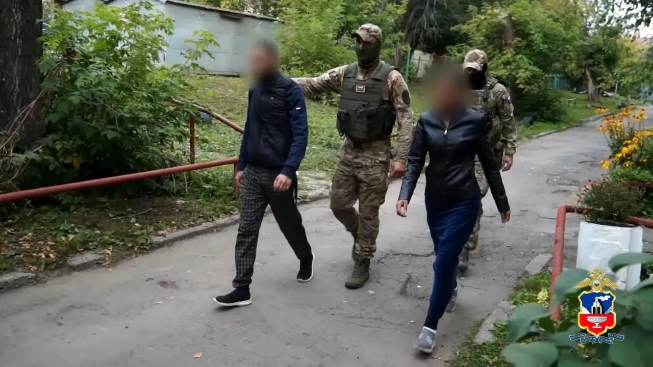 В Алтайском крае завершено расследование против банды, организовавшей схему фиктивных браков с участниками СВО ради хищения их денег.