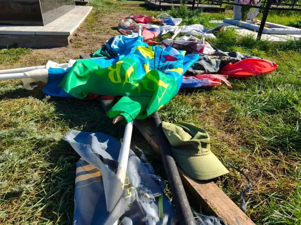 Неизвестные повредили могилы на местном кладбище села Родино в Алтайском крае. Идёт проверка, просят сообщать очевидцев.
