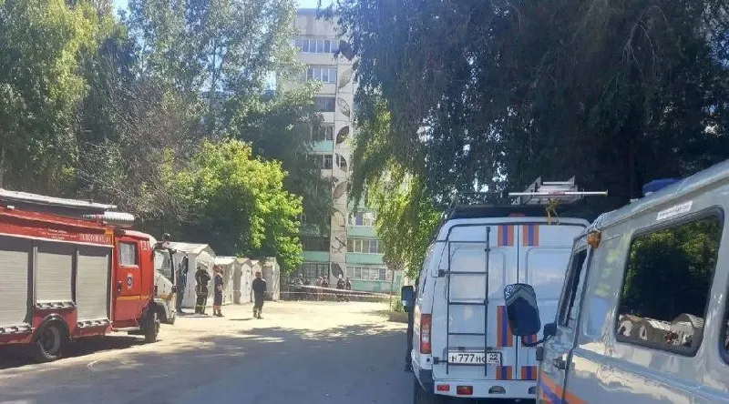 Улица Панфиловцев, 35, в Барнауле. С балкона девятого этажа свисала железобетонная плита. Территорию вокруг дома оградили, ведутся работы по устранению угрозы.