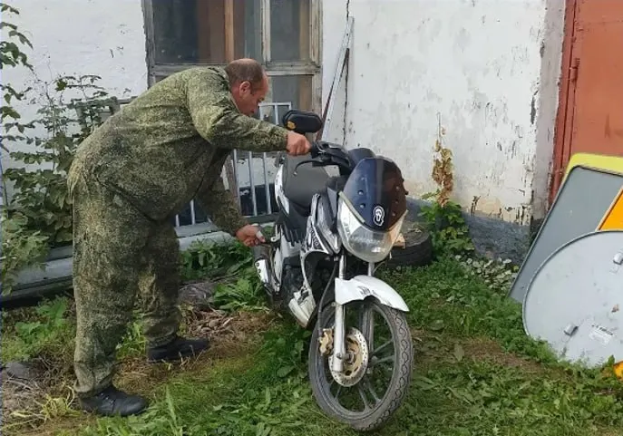 Судебные приставы конфисковали мотоцикл у местного жителя за повторное управление в нетрезвом состоянии и передали его военным частям в зоне спецоперации.