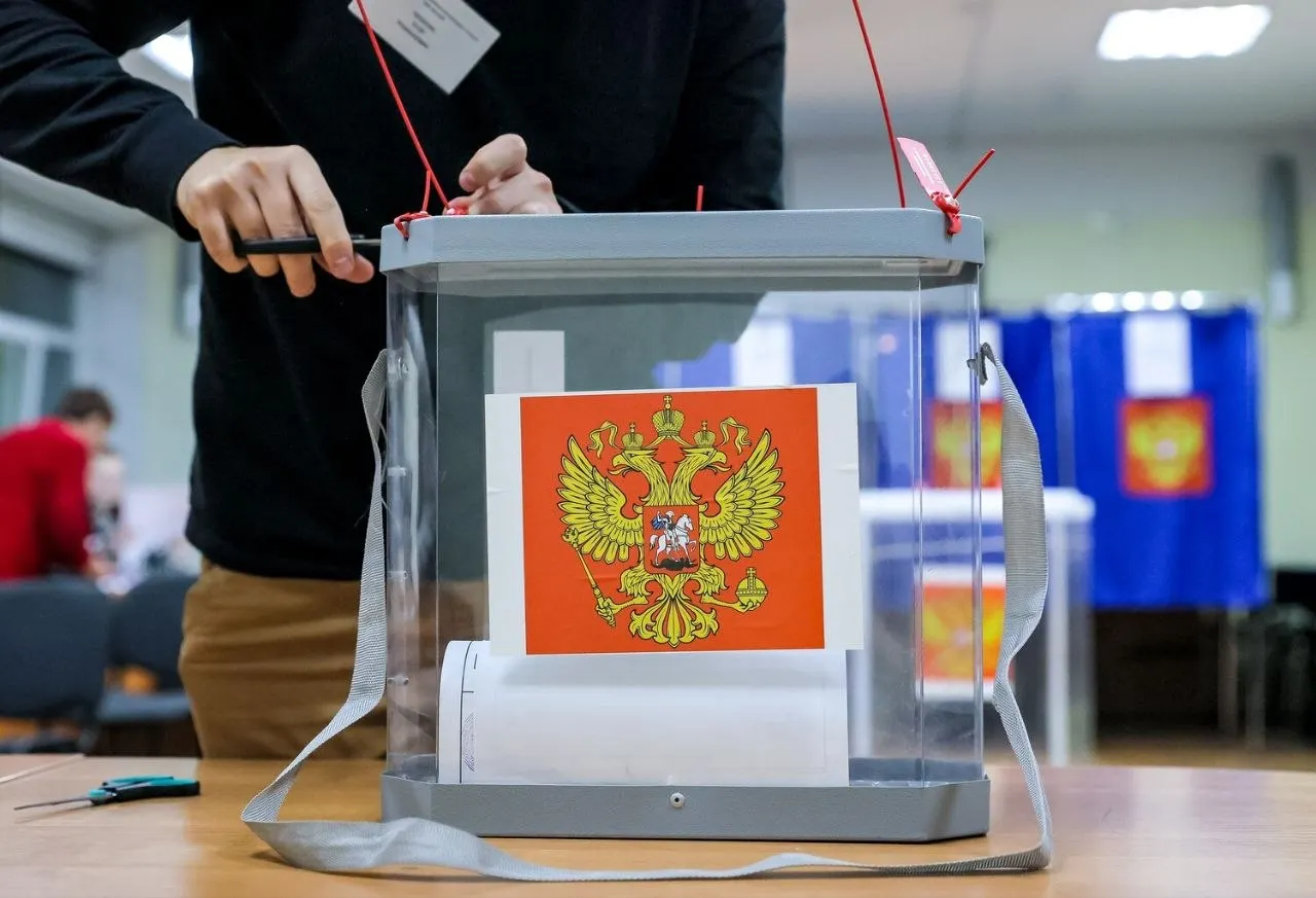 По данным экзит-полов во втором дне выборов 2026 года лидирует «Единая Россия» с 53,5%, далее следуют КПРФ, ЛДПР, «Новые люди» и «Справедливая Россия»; 37% опрошенных воздержались.