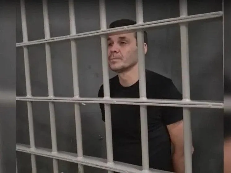 48-летний россиянин с шведским гражданством приговорён к 14 годам колонии строгого режима, двум годам ограничения свободы и штрафу 200 тысяч рублей по делу о госизмене. По делу речь шла о переводе денег военнослужащему ВСУ и иных эпизодах, связанных с обвинением в измене.