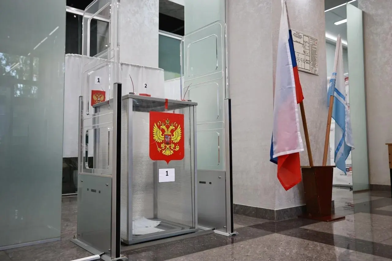 На участках в Республике Алтай открылись все 235 участков; явка за первые два дня составила 29,9%. Онлайн-голосование активнее в Горно-Алтайске, Шебалинском и Онгудайском районах; по бумажным бюллетеням лидируют Чойский, Онгудайский и Усть-Канский районы. В Алтайском крае завершается голосование на участках до 20:00; заявления на голосование на дому принимаются до 14:00. Жители региона выбирают депутатов Госдумы и Законодательного Собрания.