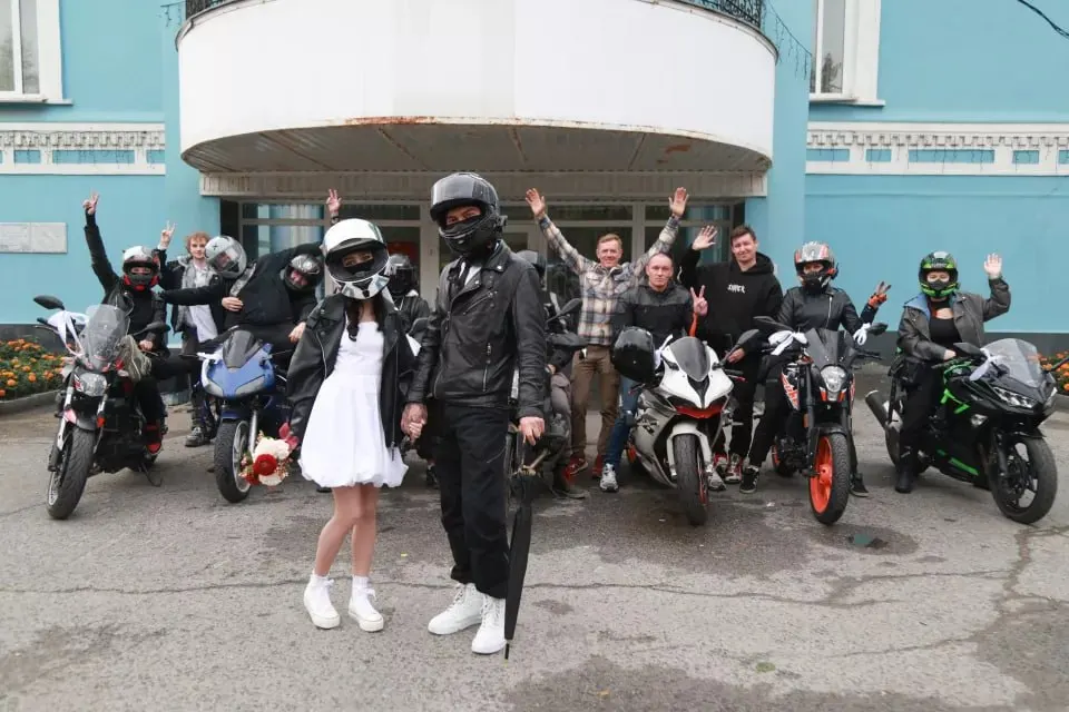 Жених и невеста прибыли на одном мотоцикле, гости тоже приехали на байках и поддержали стиль торжества.