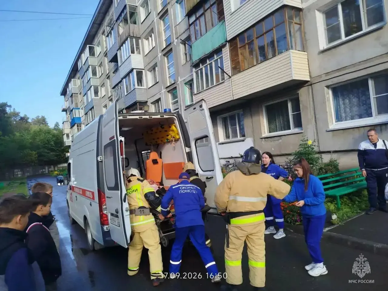 Пожарно-спасательная часть №21 помогла пенсионерке добраться до скорой помощи, вынесла её из подъезда и передала медикам.