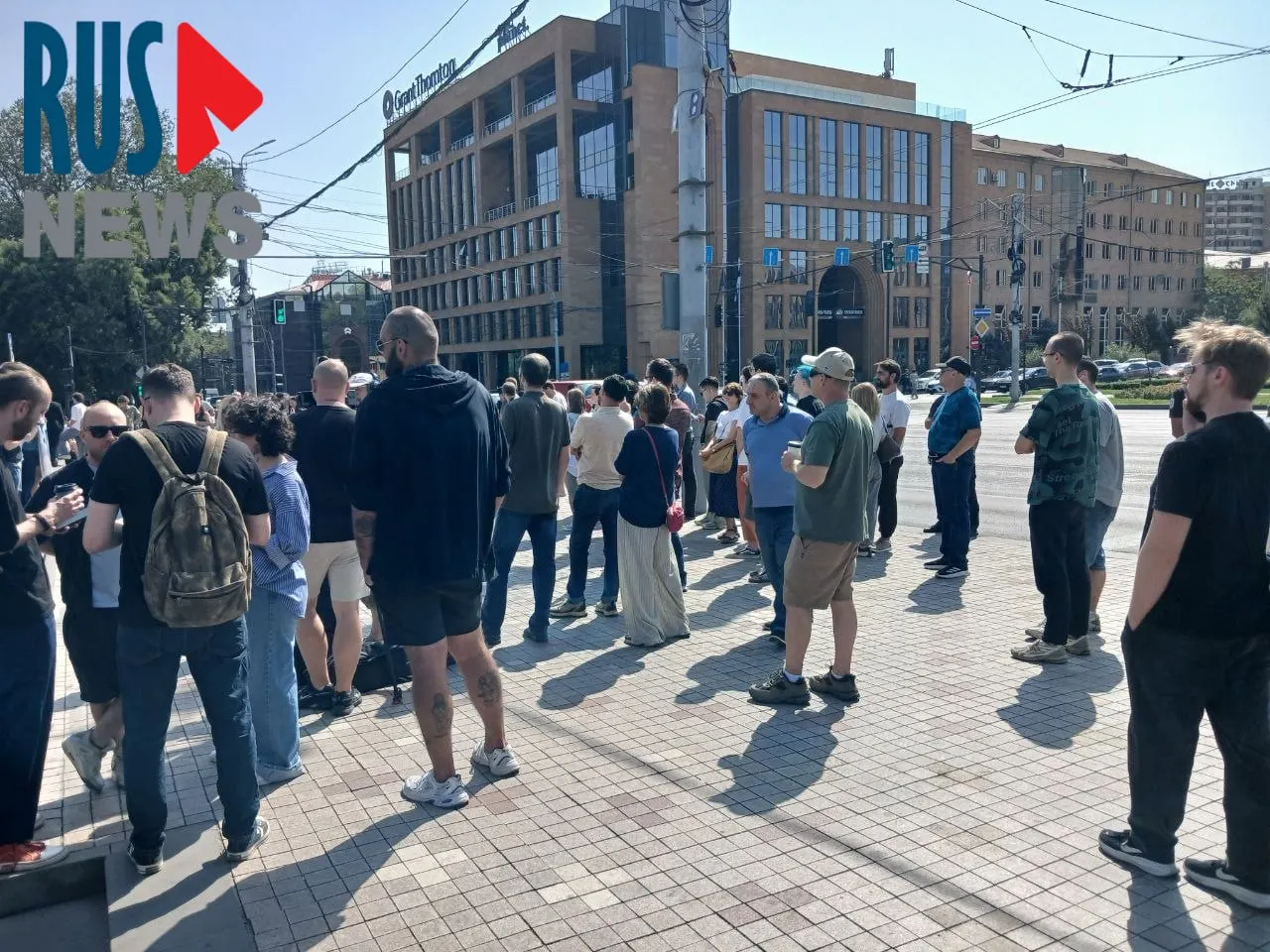 К участку у посольства России в Ереване к полудню выстроилась крупная очередь более тысячи человек; рядом проходит митинг около ста активистов.