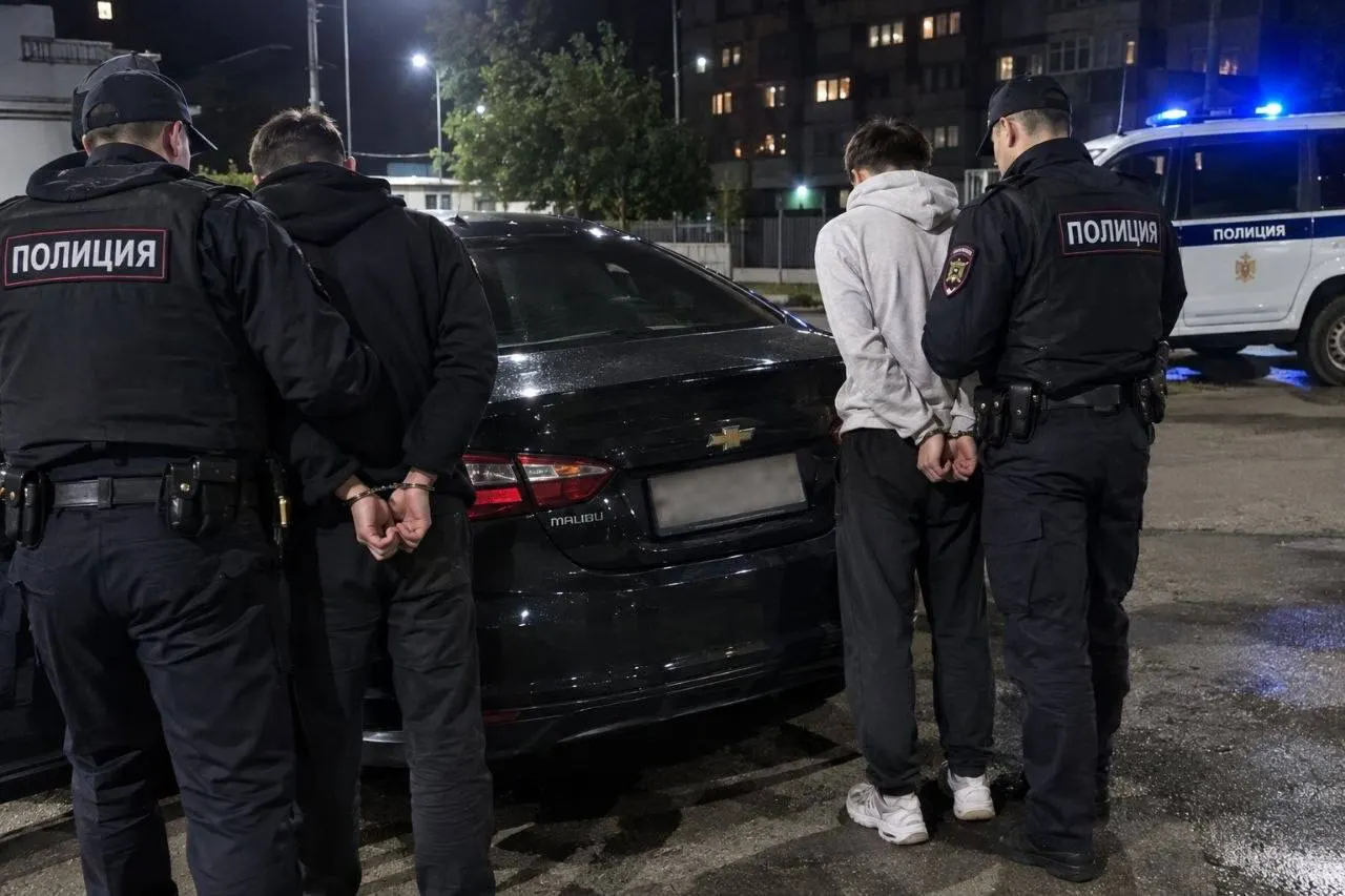 Полицейские задержали двоих молодых наркокурьеров в Барнауле; в машине обнаружено около 97,72 г синтетического вещества (более 300 разовых доз).