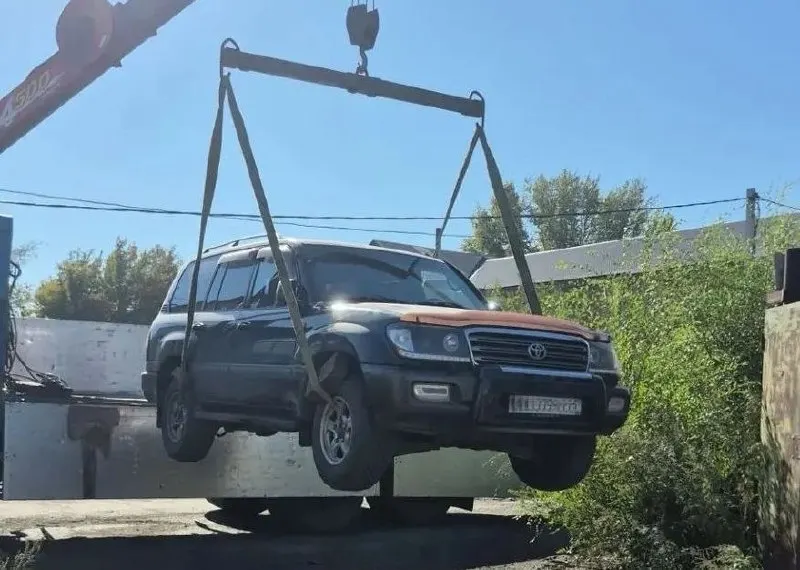 Судебные приставы арестовали автомобиль за задолженность по электроэнергии, принадлежащий жительнице Рубцовска; сумма долга — 3 млн 90 тыс. рублей.