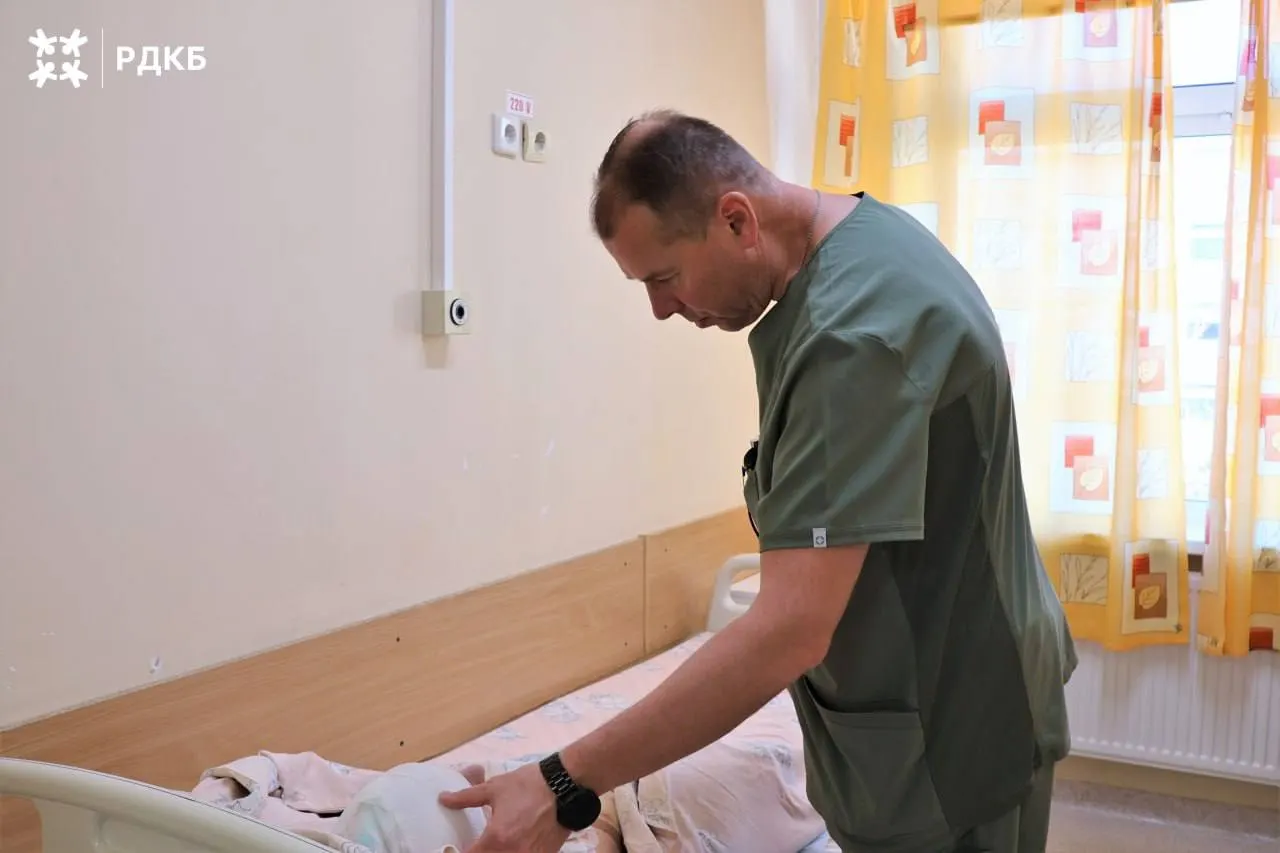 15-летний житель Алтайского края переведен из реанимации в отделение нейрохирургии московской детской клиники; состояние тяжелое, но стабильное. Врачами проводится лечение ран и антибактериальная терапия, планируется реабилитация.