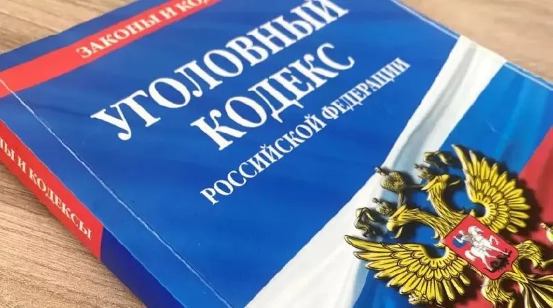 Бийский районный суд признал мужчину виновным во втором управлении автомобилем в состоянии опьянения. Ему назначено наказание: год колонии общего режима и запрет на управление транспортом на три года и шесть месяцев; срок лишения прав действует до конца сентября 2026 года.