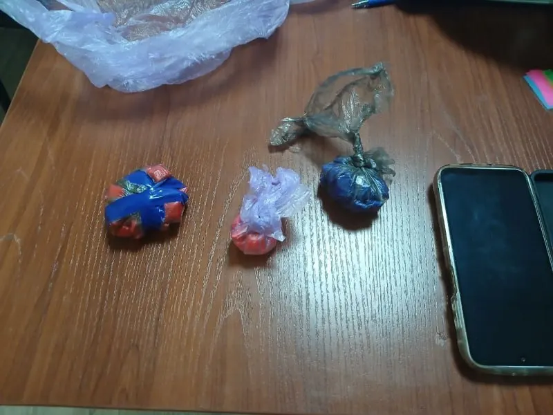 Полиция задержала двоих иностранных граждан в Барнауле. У подозреваемых обнаружены свёртки с метадоном общей массой свыше 30 граммов и ещё 125,36 грамма в арендованной квартире.
