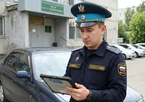 Судебные приставы в Бийске арестовали Toyota Corona по долгам прежнего владельца; автомобиль отправлен на спецстоянку.
