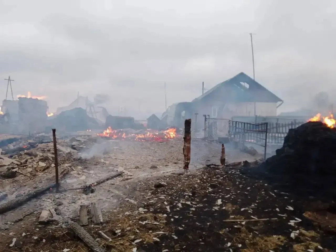 В Алтайском крае произошло два пожара: погибла пожилая женщина, повреждены надворные постройки и имущество.