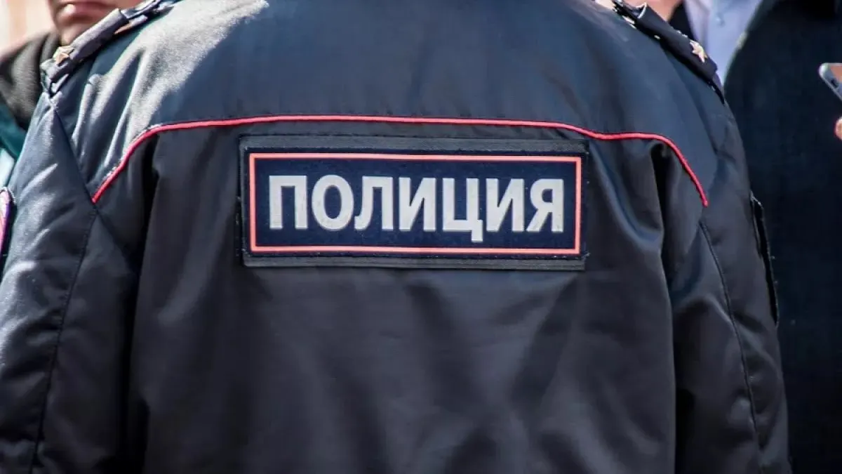 66-летний мужчина напал ножом на знакомого во время домашнего застолья; пострадавший госпитализирован. По факту нападения возбуждено уголовное дело о покушении на убийство, подозреваемого заключили под стражу.