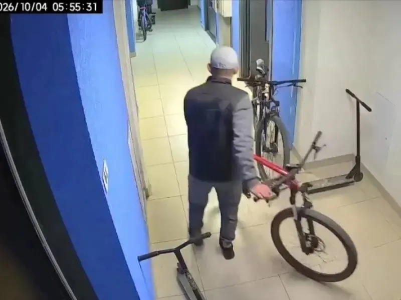 45-летнего жителя Барнаула задержали по подозрению в повторных кражах велосипедов; общий ущерб превысил 100 тысяч рублей.