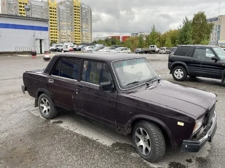 22-летняя жительница Барнаула обнаружила пропажу автомобиля; автомобиль не был оборудован сигнализацией. Полиция задержала двоих подозреваемых по обвинению в неправомерном завладении автомобилем.