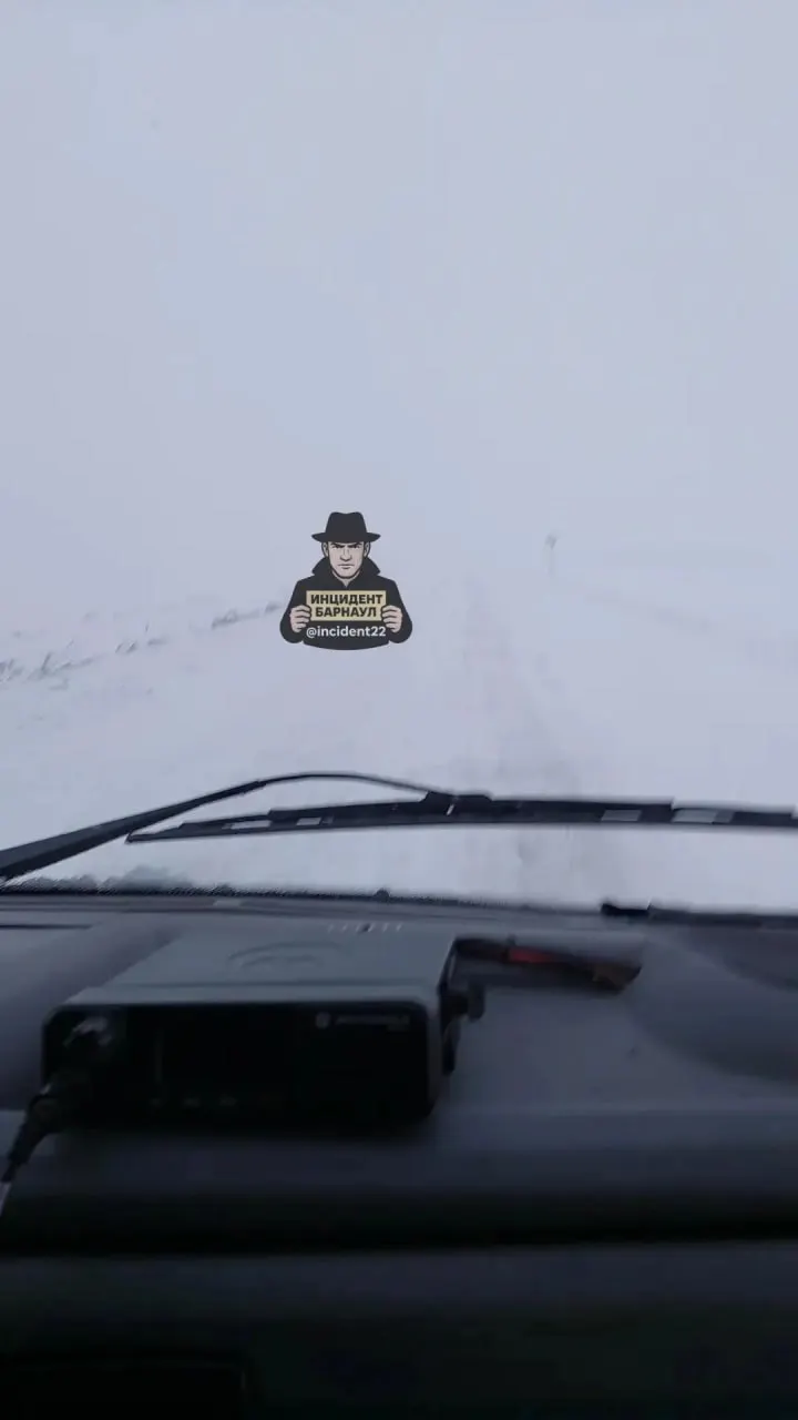 На участке дороги от Чарыша до Новотроенки сохраняются сложные условия: снег, глубокие колеи и замедление движения. Водителям рекомендуется быть осторожными.