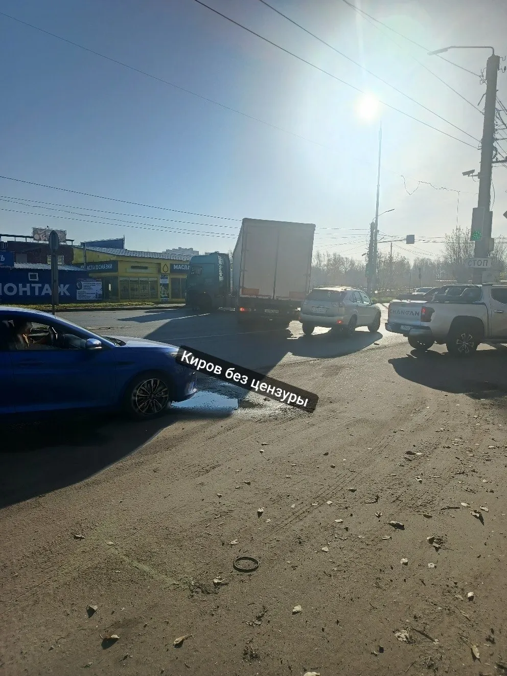 Дорожно-транспортное происшествие в Алтайском крае спровоцировало затор: фура задела Lexus на развороте, движение ограничено двумя полосами в одном направлении и одной в другом.