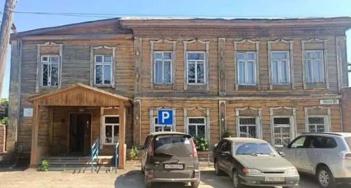 Имущественный комплекс на улице Заводской, 81 включает дом 1906 года постройки, земельный участок и два гаража; начальная цена — 5,429 млн рублей. Заявки принимаются в течение месяца с 8 октября.