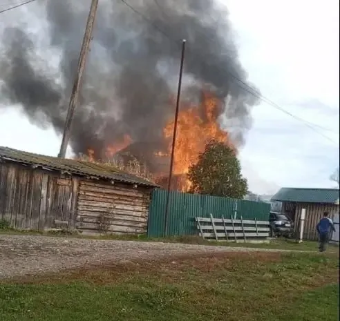 Пожар уничтожил дом у многодетной семьи Захаровых; требуется помощь с продуктами, одеждой и предметами быта, один из сыновей служит в СВО.